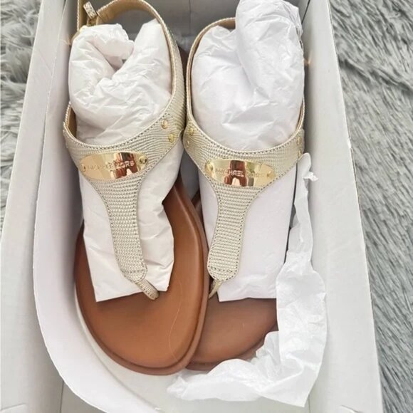 🆕 Michael Kors Plate Thong Sandal, Gold, Size 9 - Picture 3 of 3